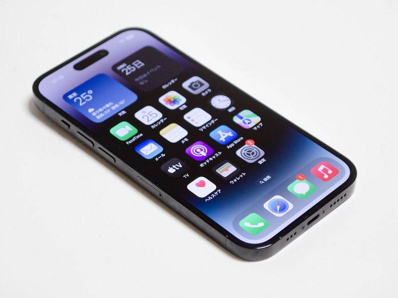 左/下。左側面に消音ボタン、音量±、SIMカードスロット。下側面にスピーカーとLightningコネクタ