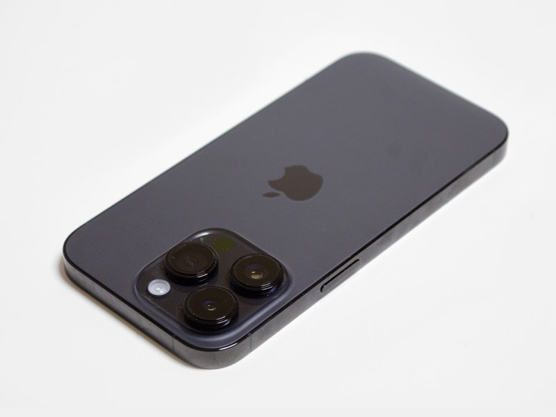 右側面に電源ボタン。上側面は何もない