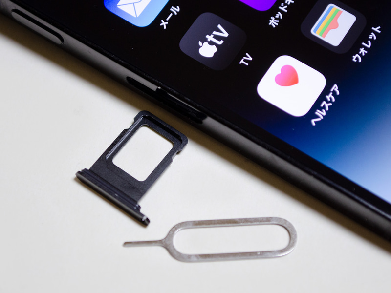 Nano SIMスロット付近。物理的なSIMスロットは1つ