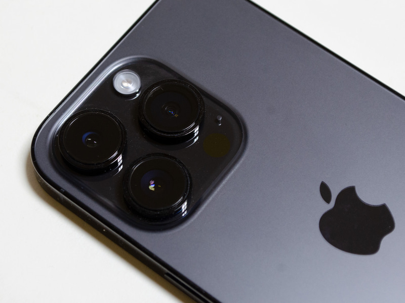 カメラ。左下が望遠、左上が広角、右が超広角