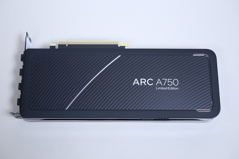 本体背面のロゴ。エッジ部のライティングなどが省かれており、銀メッキ風の処理となっている