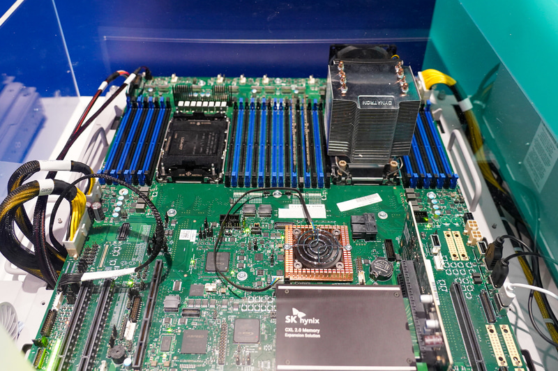 SK Hynixのブースに展示されていたSapphire RapidsとCXLメモリのデモ