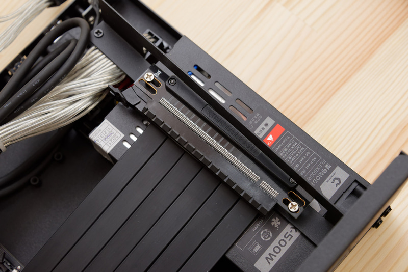 真っ直ぐじゃないと気持ち悪いので、ライザーケーブル側のねじ穴位置でなんとなく調整