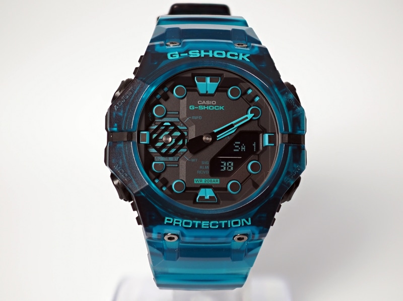 文字盤には近未来のセキュリティロックをイメージしたという幾何学形状のデザインが施されている。通常、数字が持ちいられるインデックスがサイバー空間のトンネルゲートの入り口のような丸形になっているのがユニーク。ブラック×ブルーのスケルトンカラーは、サイバーバーチャル空間のイメージにピッタリだ