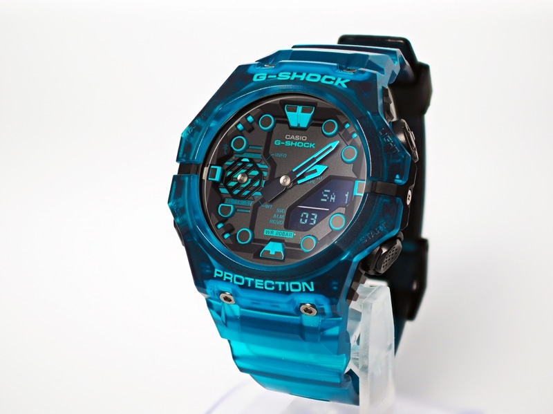 文字盤には近未来のセキュリティロックをイメージしたという幾何学形状のデザインが施されている。通常、数字が持ちいられるインデックスがサイバー空間のトンネルゲートの入り口のような丸形になっているのがユニーク。ブラック×ブルーのスケルトンカラーは、サイバーバーチャル空間のイメージにピッタリだ