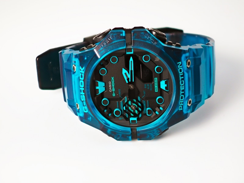 文字盤には近未来のセキュリティロックをイメージしたという幾何学形状のデザインが施されている。通常、数字が持ちいられるインデックスがサイバー空間のトンネルゲートの入り口のような丸形になっているのがユニーク。ブラック×ブルーのスケルトンカラーは、サイバーバーチャル空間のイメージにピッタリだ