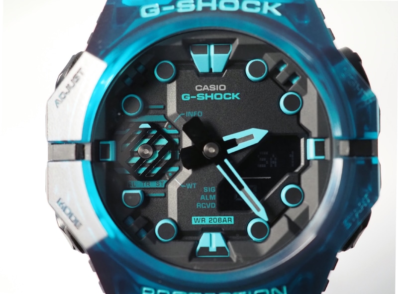 文字盤には近未来のセキュリティロックをイメージしたという幾何学形状のデザインが施されている。通常、数字が持ちいられるインデックスがサイバー空間のトンネルゲートの入り口のような丸形になっているのがユニーク。ブラック×ブルーのスケルトンカラーは、サイバーバーチャル空間のイメージにピッタリだ