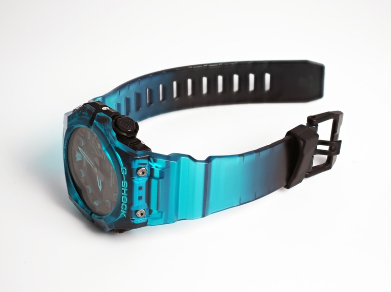 G-SHOCK初のべセル・バンド一体型構造を採用。9時から3時までのベゼルとバンド、3時から9時までのベゼルとバンドが一体化されている。バンドの湾曲支点がケースよりになったことで装着感が向上している