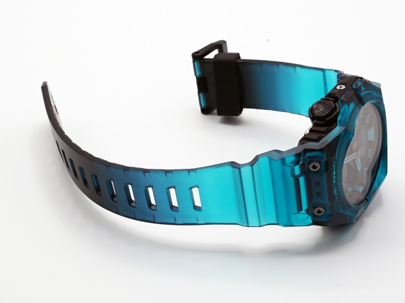 G-SHOCK初のべセル・バンド一体型構造を採用。9時から3時までのベゼルとバンド、3時から9時までのベゼルとバンドが一体化されている。バンドの湾曲支点がケースよりになったことで装着感が向上している