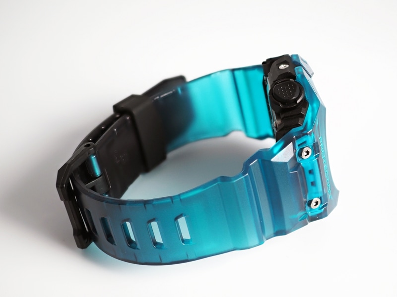 G-SHOCK初のべセル・バンド一体型構造を採用。9時から3時までのベゼルとバンド、3時から9時までのベゼルとバンドが一体化されている。バンドの湾曲支点がケースよりになったことで装着感が向上している