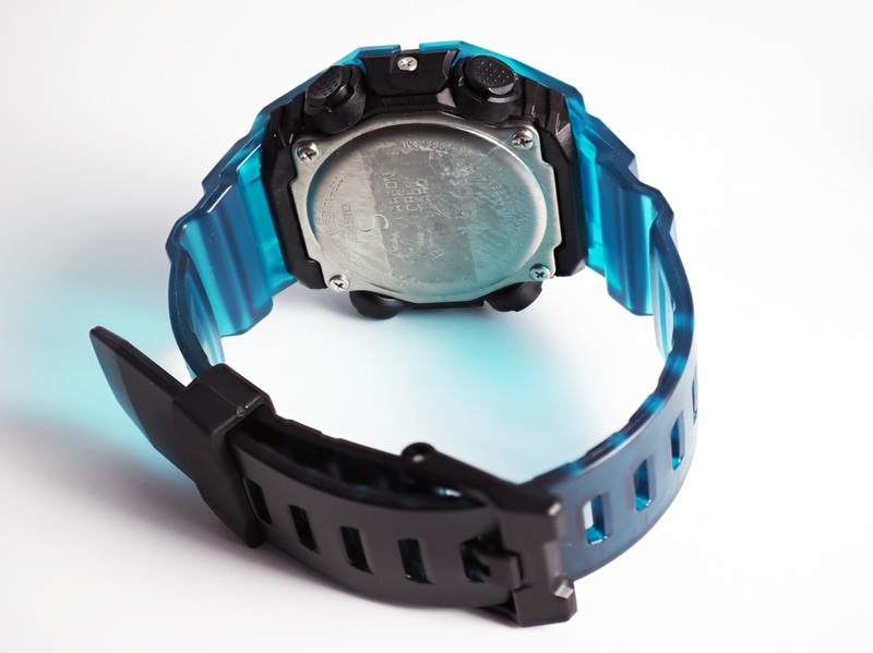 G-SHOCK初のべセル・バンド一体型構造を採用。9時から3時までのベゼルとバンド、3時から9時までのベゼルとバンドが一体化されている。バンドの湾曲支点がケースよりになったことで装着感が向上している