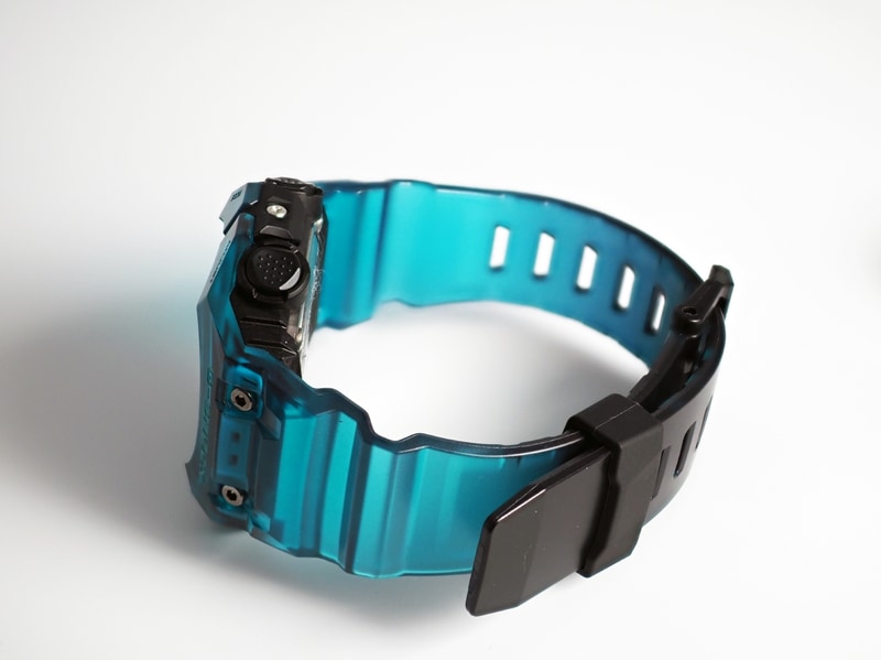 G-SHOCK初のべセル・バンド一体型構造を採用。9時から3時までのベゼルとバンド、3時から9時までのベゼルとバンドが一体化されている。バンドの湾曲支点がケースよりになったことで装着感が向上している