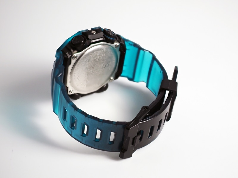 G-SHOCK初のべセル・バンド一体型構造を採用。9時から3時までのベゼルとバンド、3時から9時までのベゼルとバンドが一体化されている。バンドの湾曲支点がケースよりになったことで装着感が向上している