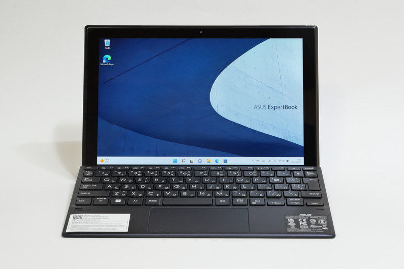 B3000DQ1Aにキーボードカバーを装着した様子。デザインはデタッチャブルキーボードカバーを利用するタブレットPCとして標準的だ