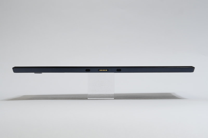 下部側面。高さは8.99mmと十分薄い