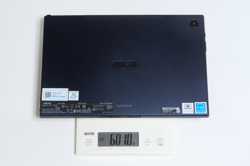 本体重量は、ペンを収納した状態で実測601gだった