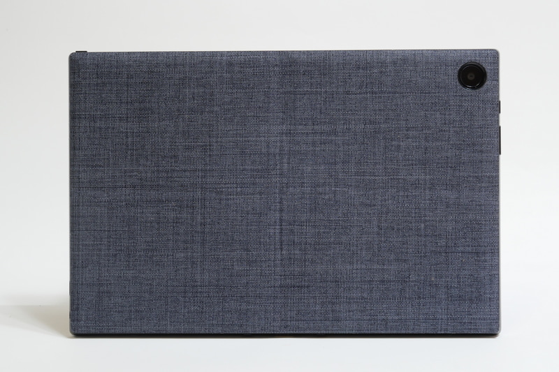 付属の背面カバー「フレックスアングルスタンドカバー」。背面にマグネットで装着し利用する