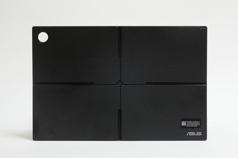 背面カバーには、十字型のヒンジが備わり、縦横両対応のキックスタンドとして利用できる