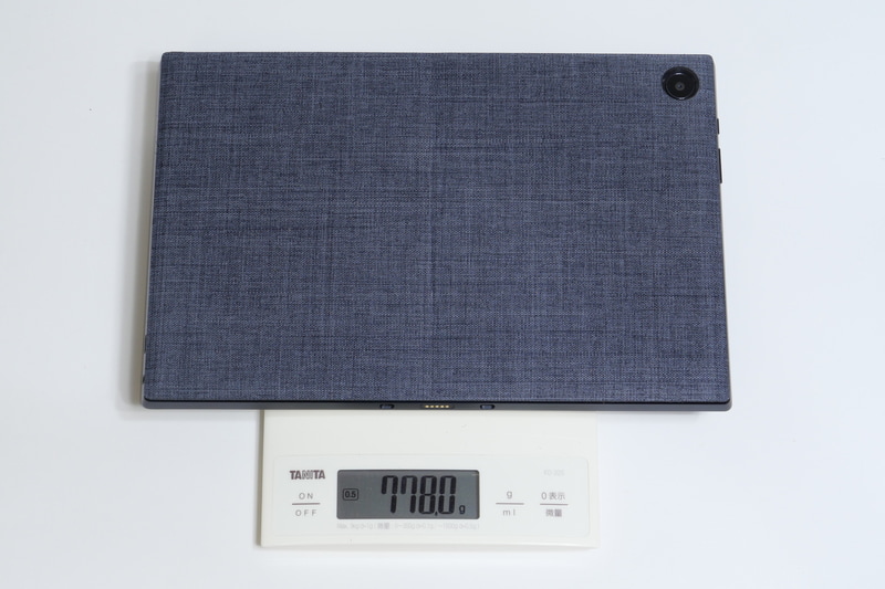 本体に背面カバーを装着した状態での重量は実測で778gだった