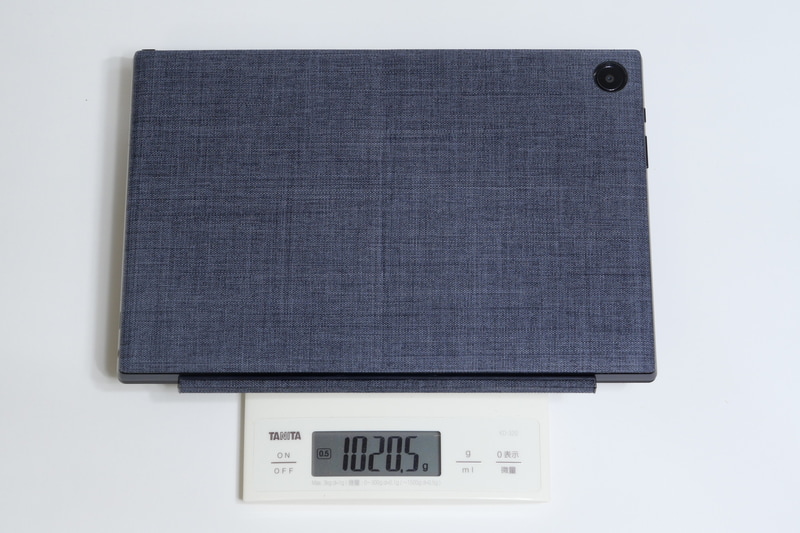 背面カバーに加えて付属のキーボードカバーも装着すると、重量は実測で1,020.5gと1kgを超えてしまう