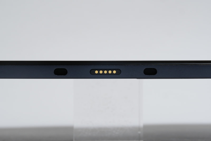 下部側面には、付属キーボードカバー用の接点がある