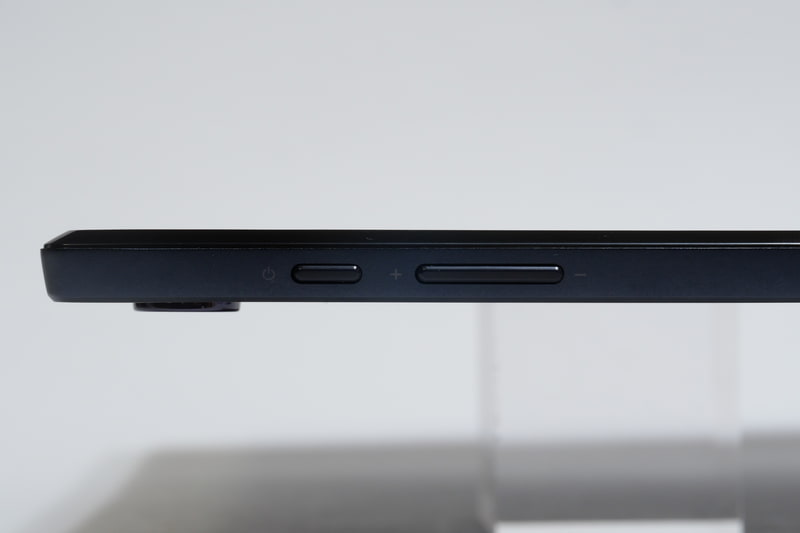 左側面には電源ボタンとボリュームボタンを配置