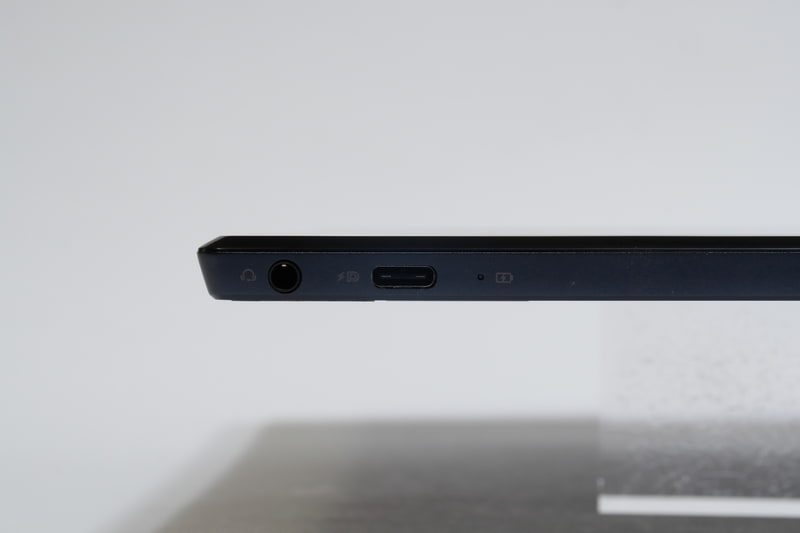 右側面に3.5mmオーディオジャックとUSB 3.2 Gen1 Type-C×1を用意
