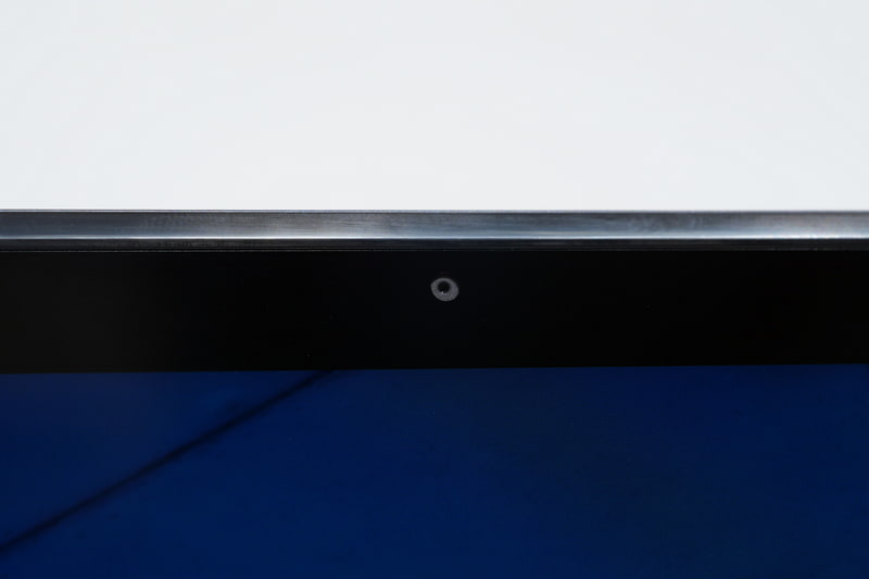 ディスプレイ上部中央に503万画素Webカメラを搭載。顔認証カメラは非搭載だ