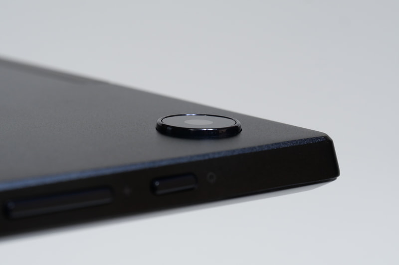 アウトカメラは1mmほど突起している