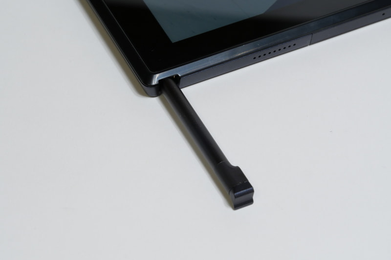 ASUS Penは本体上部の収納スペースに収納可能。また収納することで内蔵バッテリの充電が可能だ