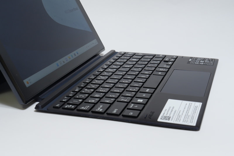 キーボードを装着し、平面で利用している様子