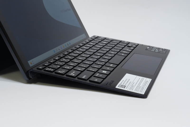 こちらは後方を本体に装着しキーボードに角度を付けて利用している様子。そこそこの剛性が備わっており、角度を付けても剛性不足は感じず軽快にタイピング可能だ