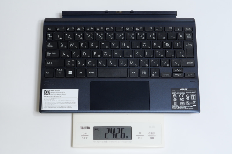キーボードカバーの重量は、実測で242.6gだった