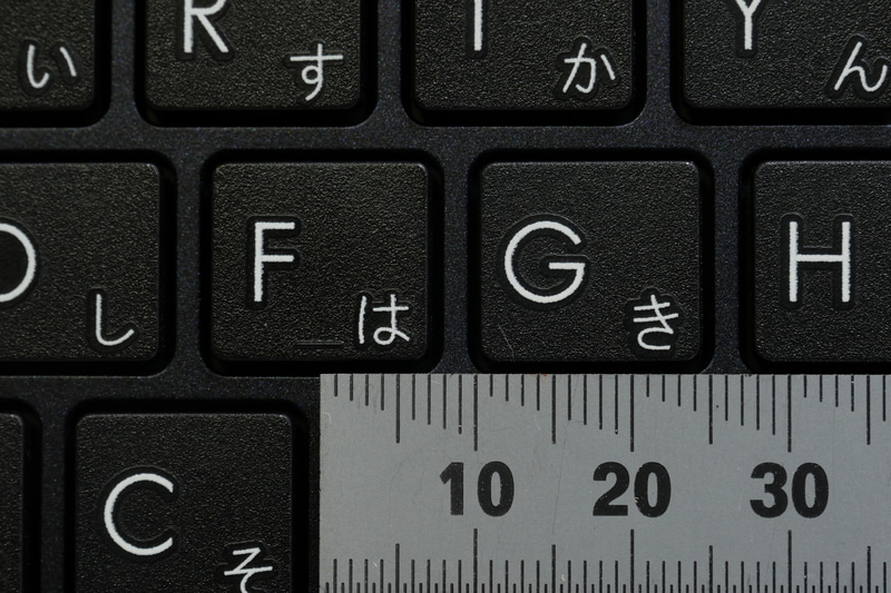 主要キーのキーピッチは約17.5mm。さすがにフルピッチには届かないものの、そこまで窮屈な印象なく利用できた