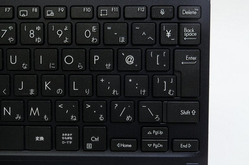 Enterキー付近の一部キーもキーを分割して搭載。英語キーボードを無理やり日本語化したためだが、できればきちんとした日本語キーボードを用意して欲しかった
