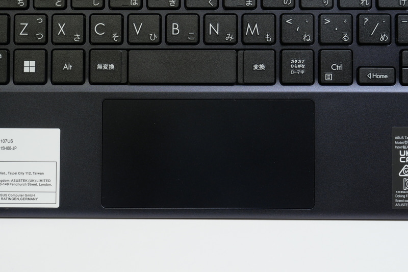 ポインティングデバイスはクリックボタン一体型のタッチパッドを搭載。キーボードのホームポジション中心ではなく本体中心に搭載しているのは残念だ