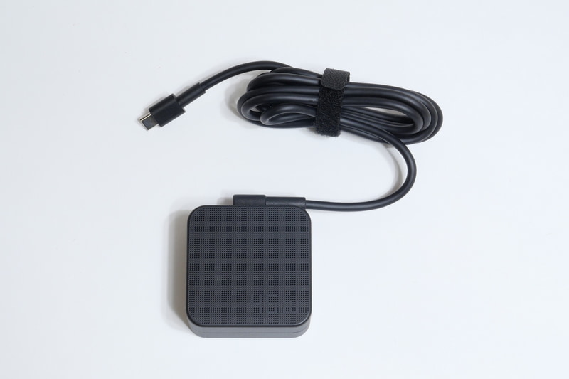 付属ACアダプタはUSB Type-C接続タイプで出力は45W