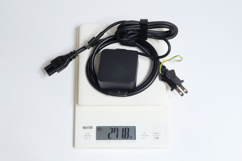 付属電源ケーブルがかさばるため、ACアダプタの重量は実測で271.8gだった