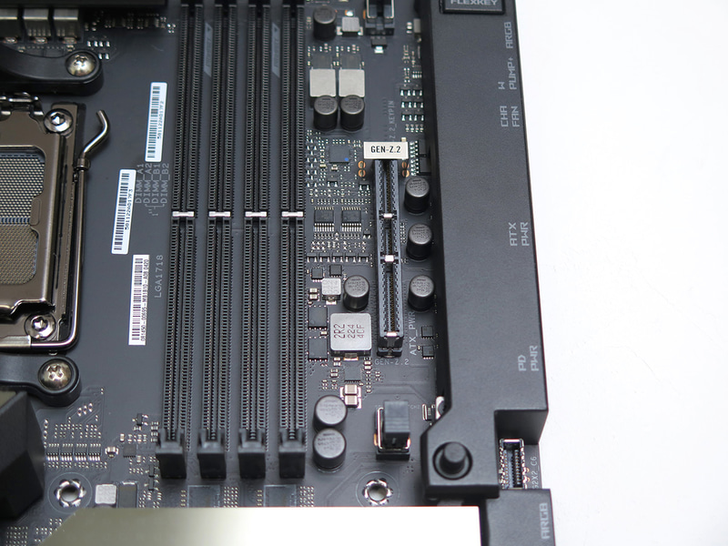 M.2 SSDを垂直に装着できる「GEN-Z.2」