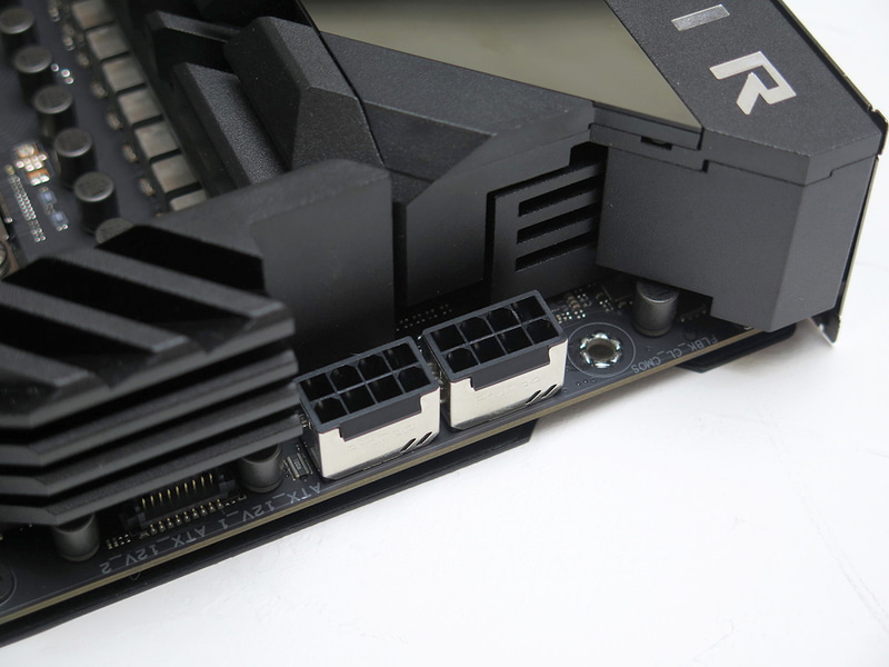 12V補助電源コネクタは2基。こちらも金属で強化されている