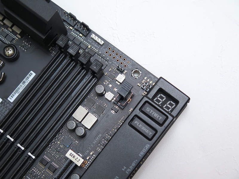 電源ボタンやPOSTコード表示、電圧テスターポイントも用意されている