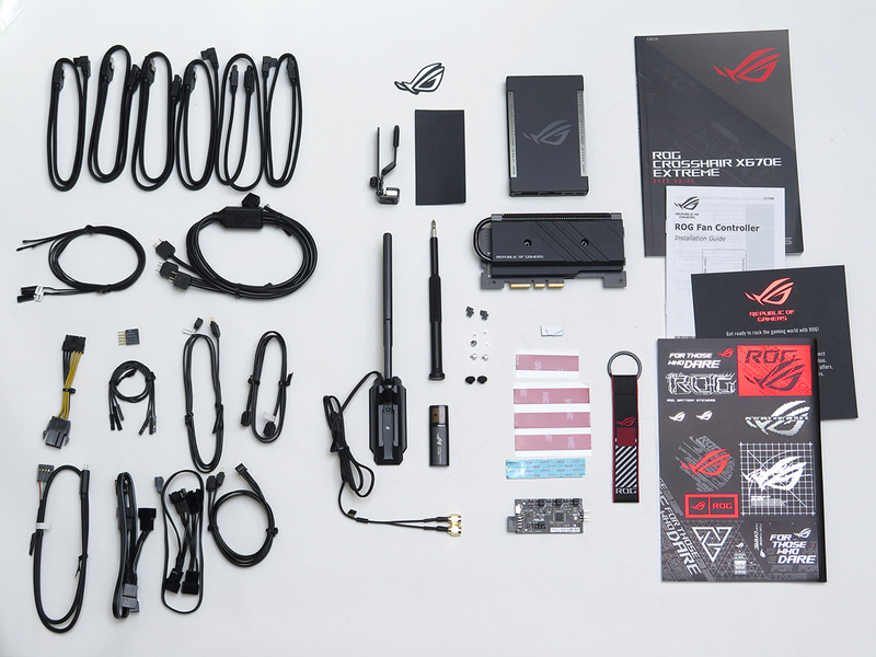 超豊富な付属品。ファンのハブや、ビデオカードホルダーなども別途購入不要だ