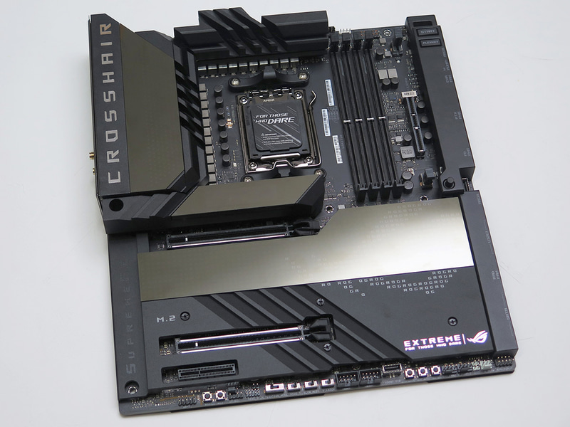 VRMヒートシンク上部はANIME MATRIX LED DISPLAY。CPUソケットとPCI Expressスロットの間は「LIVEDASH OLED」、そしてチップセットヒートシンク部はAURA SYNC対応のLEDイルミネーション