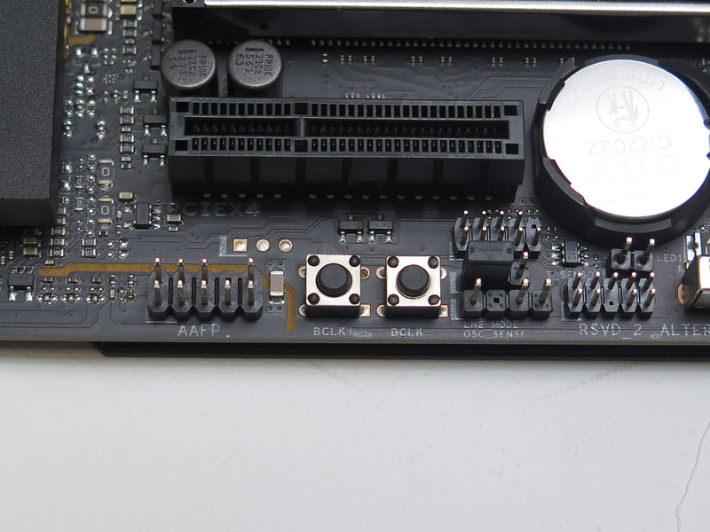 ベースクロック調整用のボタン