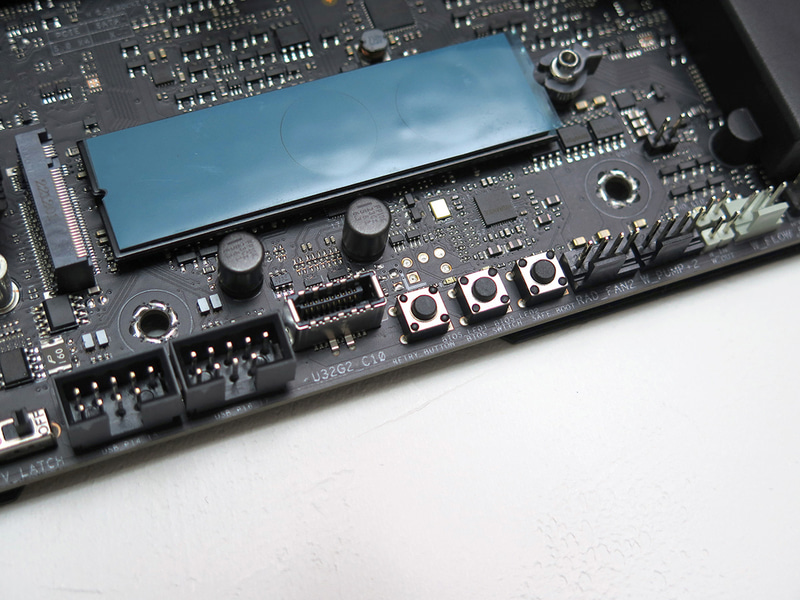 BIOSの切り替えやRETRY BUTTON、SAFE BOOT BUTTONなど