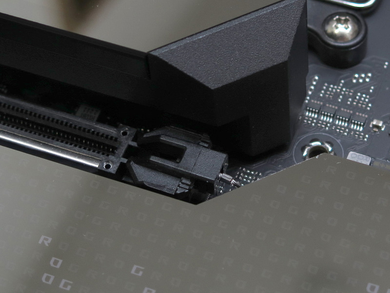 プッシュボタンを押下するとワイヤーがラッチを下に引っ張ってロックを解除する