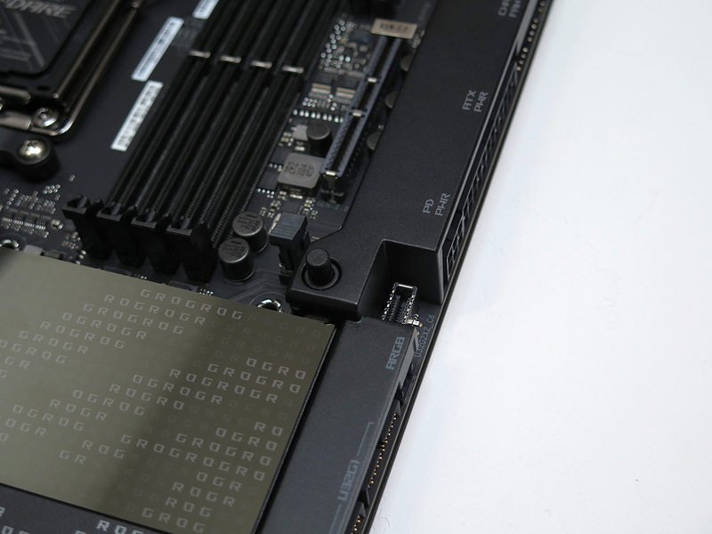 この丸いプッシュボタンが「PCIE SLOT Q-RELEASE」