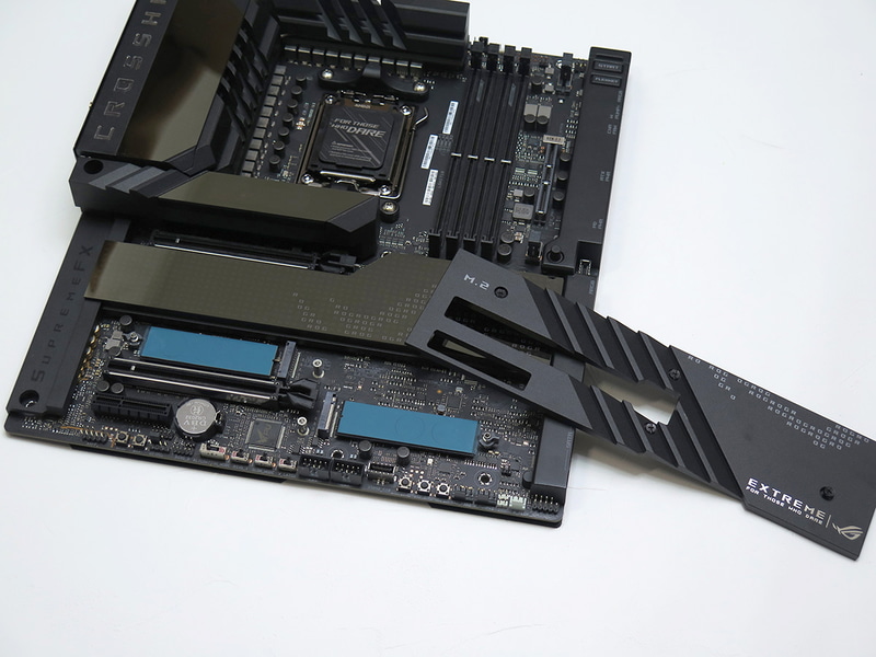 マザーボード上のM.2スロットに大型ヒートシンク
