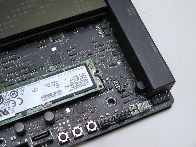 M.2 SSDはQ-Latchと呼ばれる機構で、ツールレスで着脱可能