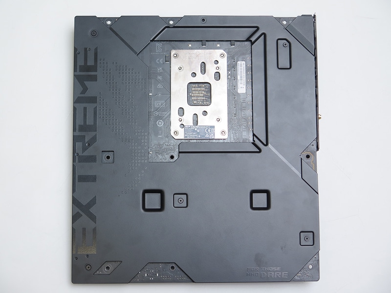 本体背面は大型のバックプレートで支えられている